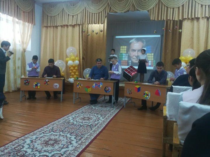 Кубик-Рубик текшесін жинақтау турнирі