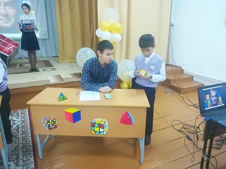 Кубик-Рубик текшесін жинақтау турнирі