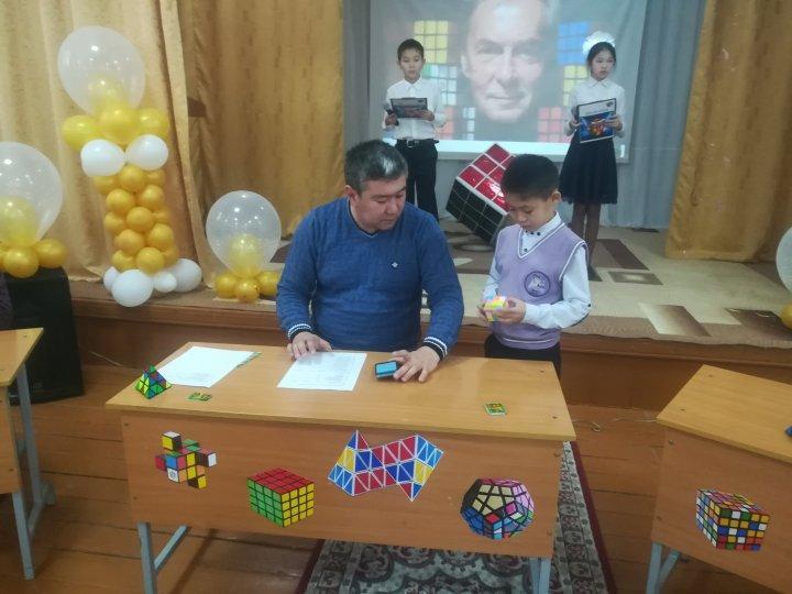 Кубик-Рубик текшесін жинақтау турнирі