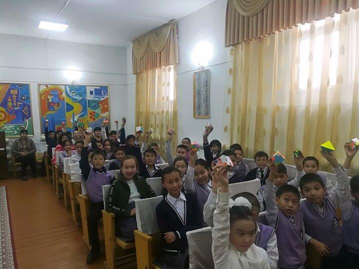 Кубик-Рубик текшесін жинақтау турнирі